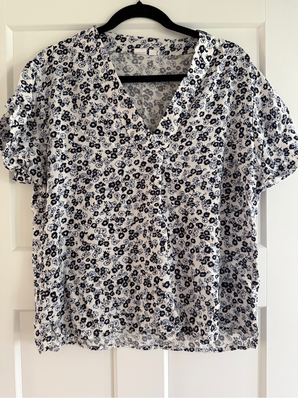 GAP Women's White Floral V-Neck Blouse